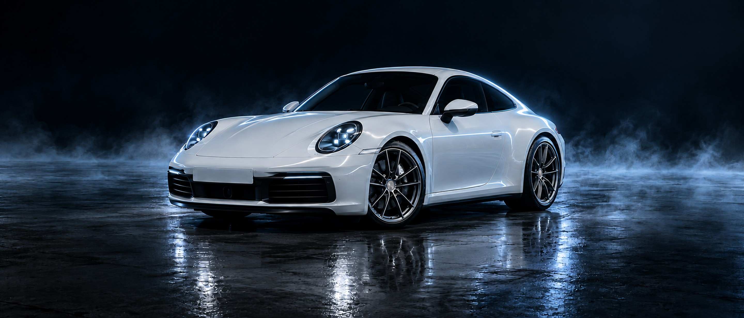 Porsche 911 branco em estúdio escuro, com névoa e luz azul gelo